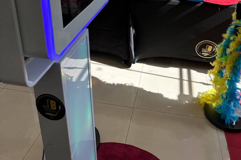 Totem mirror led