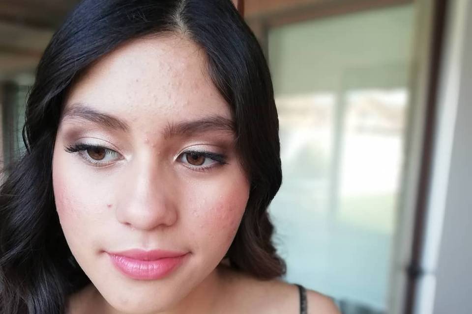 Maquillaje y peinado social