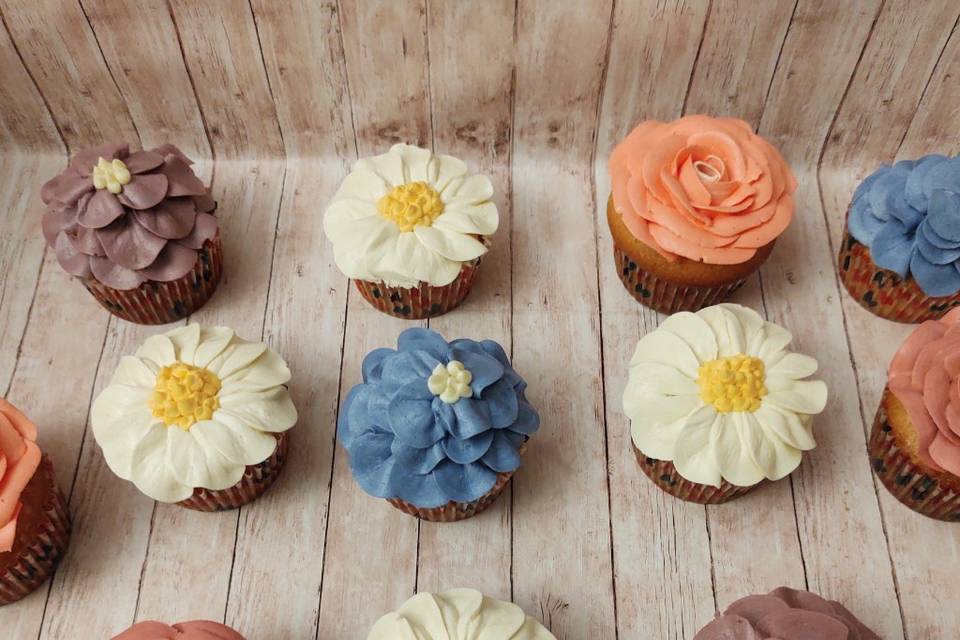 Variedad de cupcakes florales