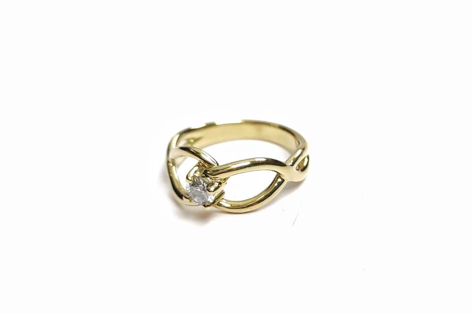 Anillo oro 18k y diamante