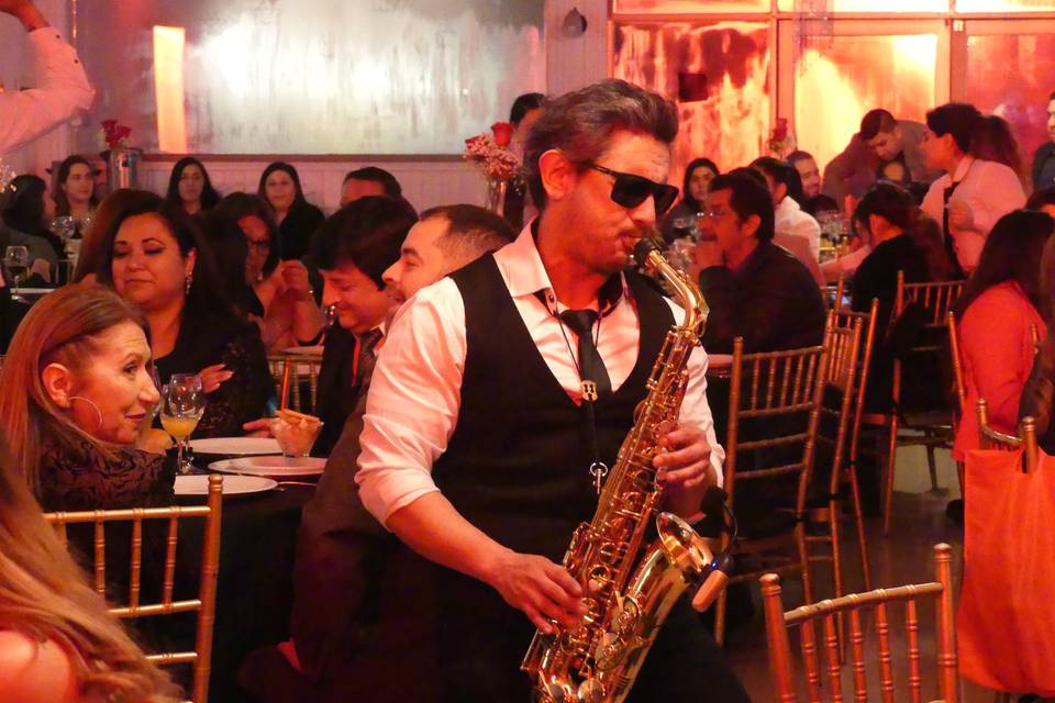 Saxofonista en su cena