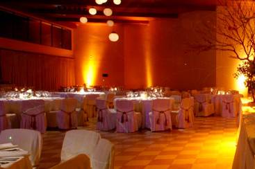 Salón decorado con luz anaranjado y luces de papel