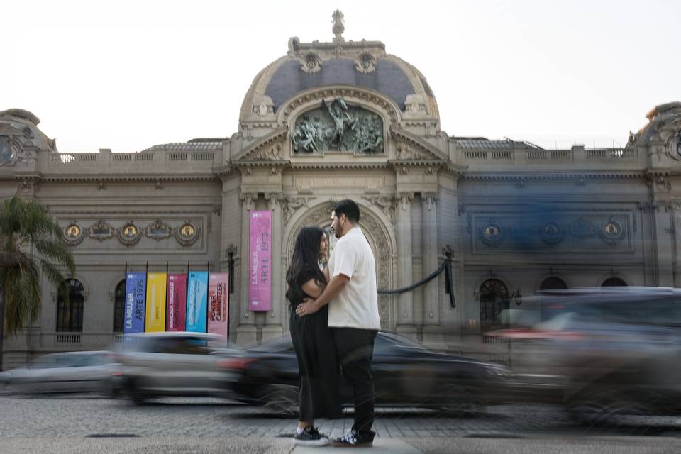 Pareja posando en la calle frente a un edificio antiguo