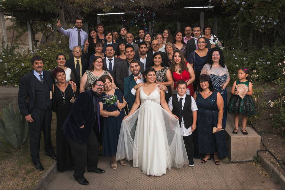 Novios posando con sus invitados