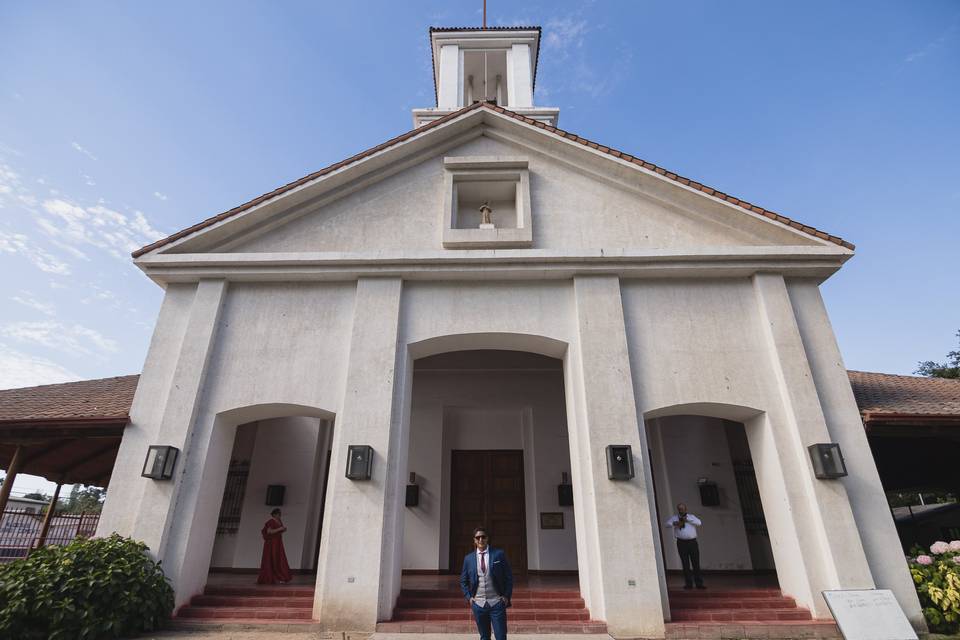 Novio afuera del templo