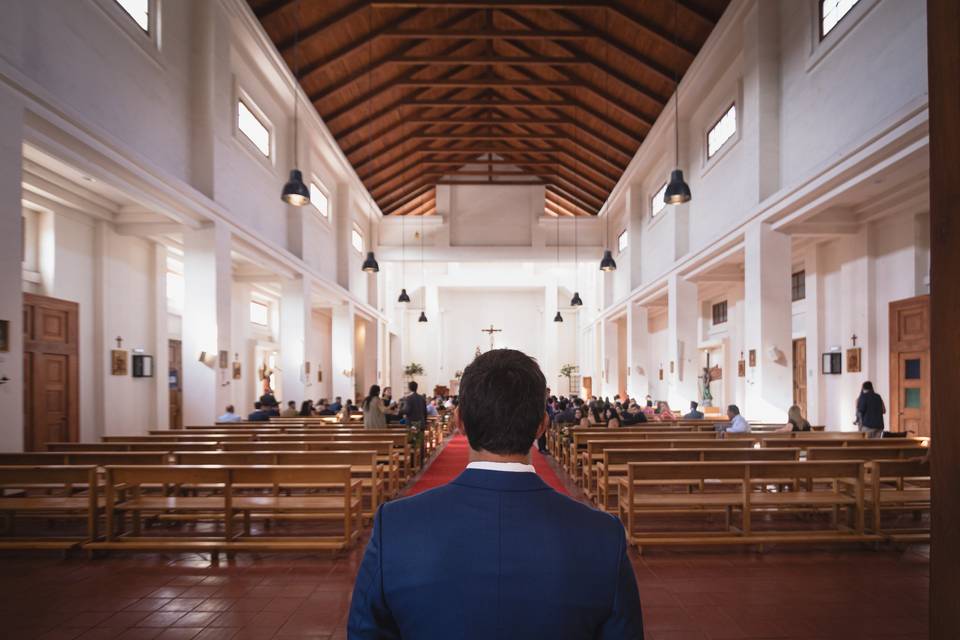 Novio de espaldas en la entrada del templo