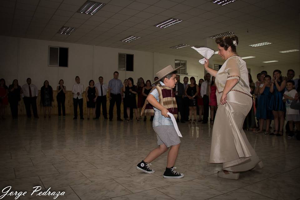 Bailando Cueca