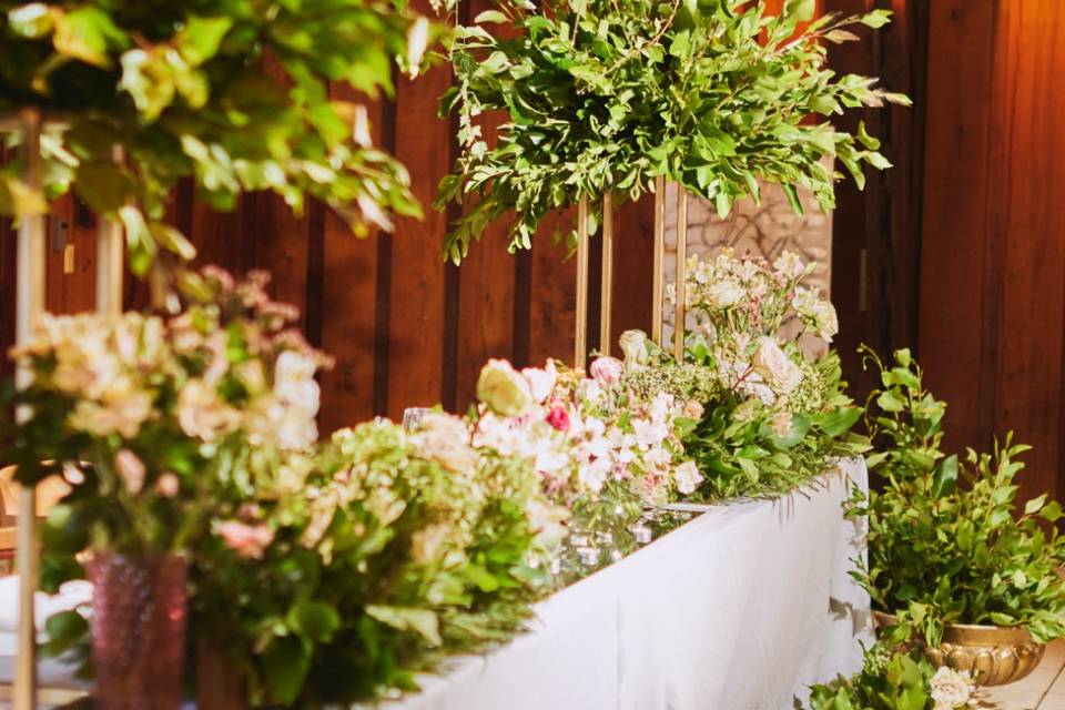 Mesa de novios follaje floral