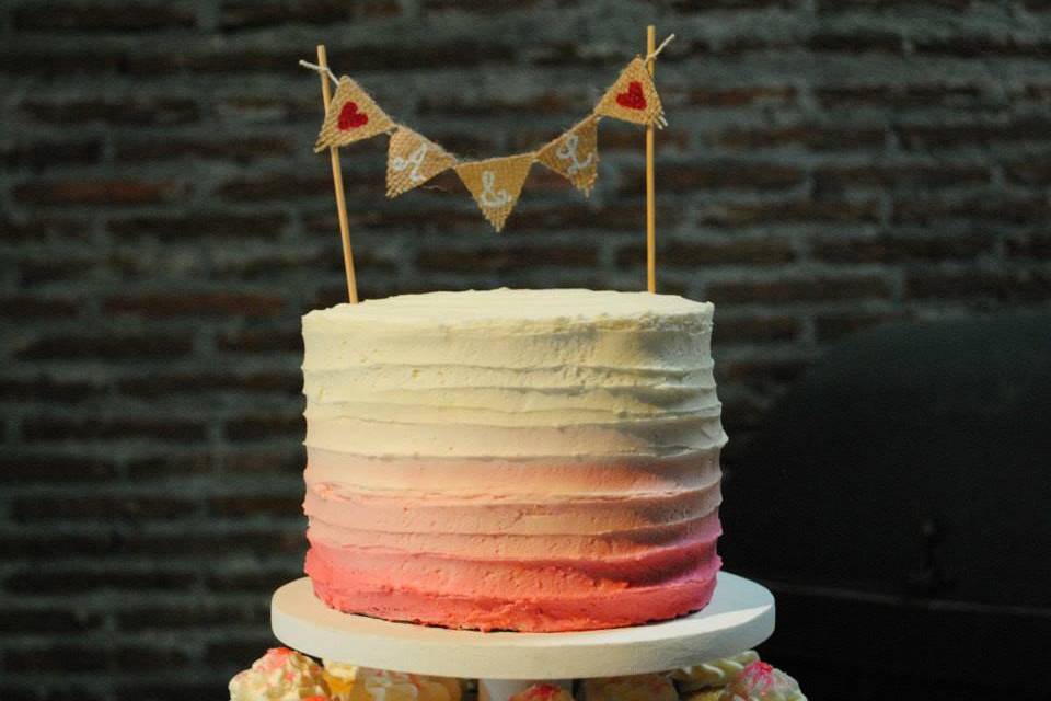 Torre de cupcakes y mini cake