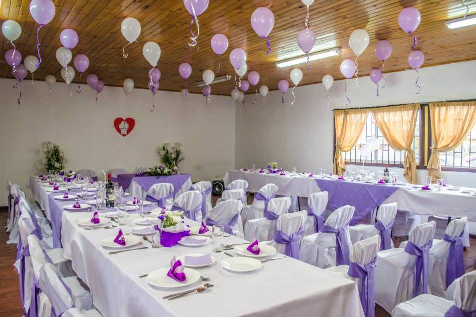Salón decorado con lila