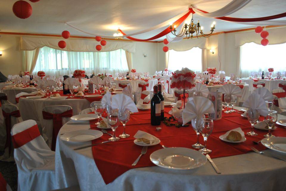 Salón decorado rojo italiano
