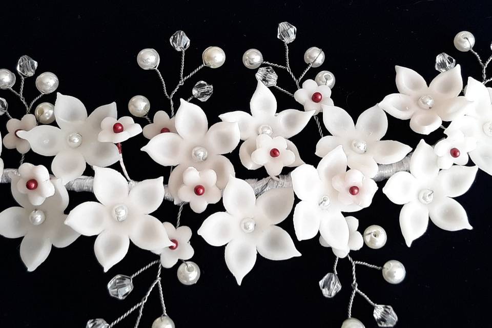 Tocado con flores de porcelana