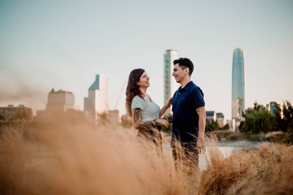 Pareja a las afueras de la ciudad