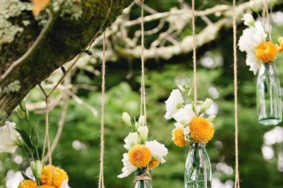 Arreglo floral con botellas