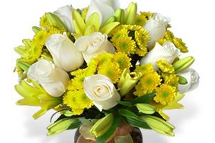 Florero con Lilium amarillos y rosas blancas