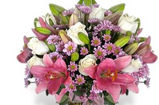 Florero con Lilium rosados y rosas blancas