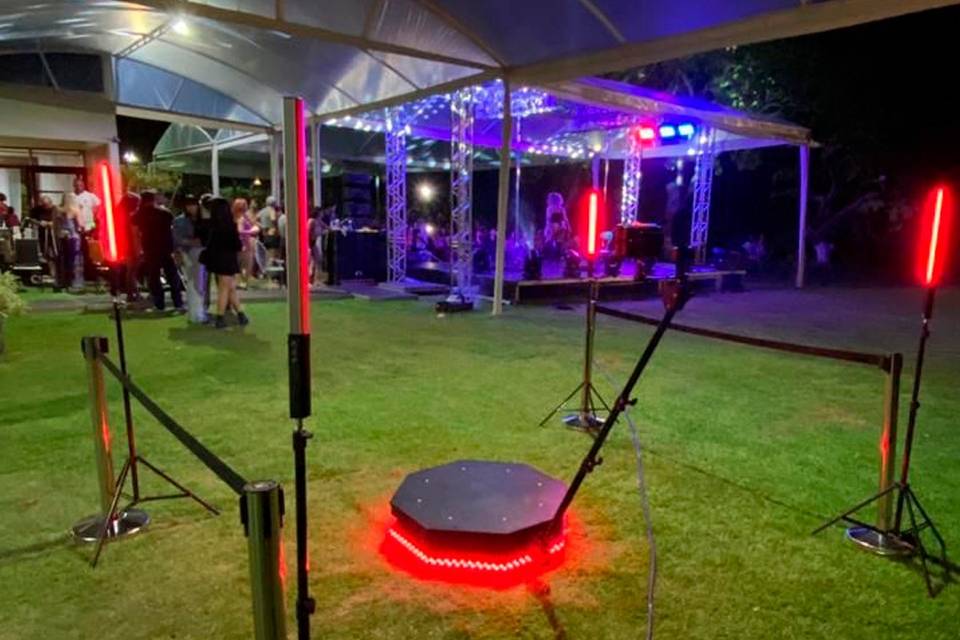 Plataforma 360 en jardín de noche