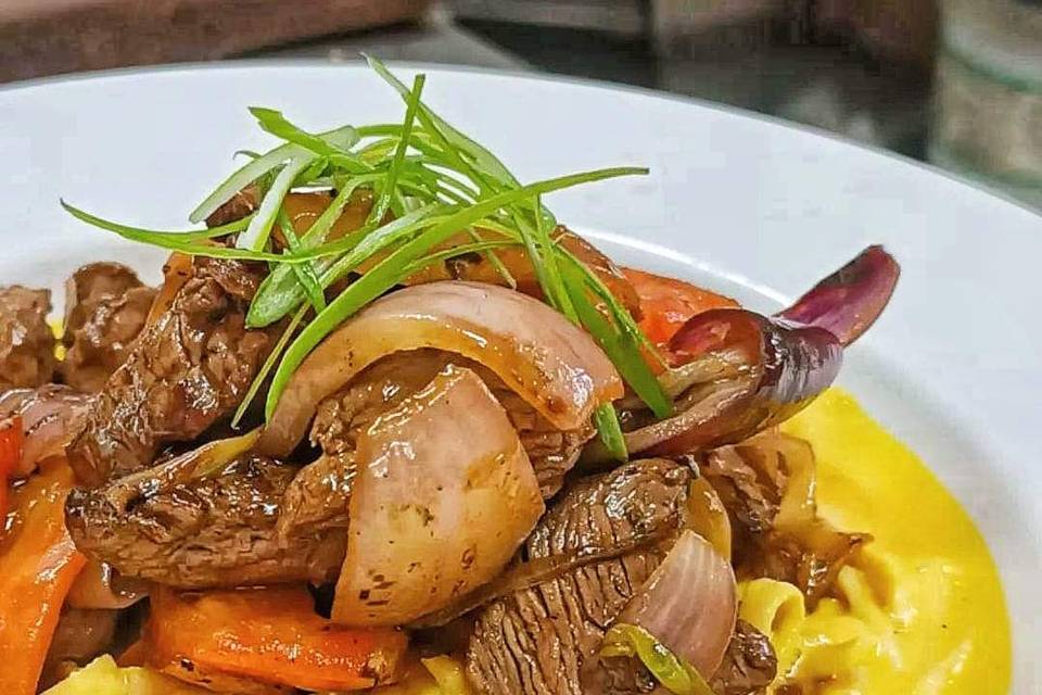 Lomo saltado con fetuccini