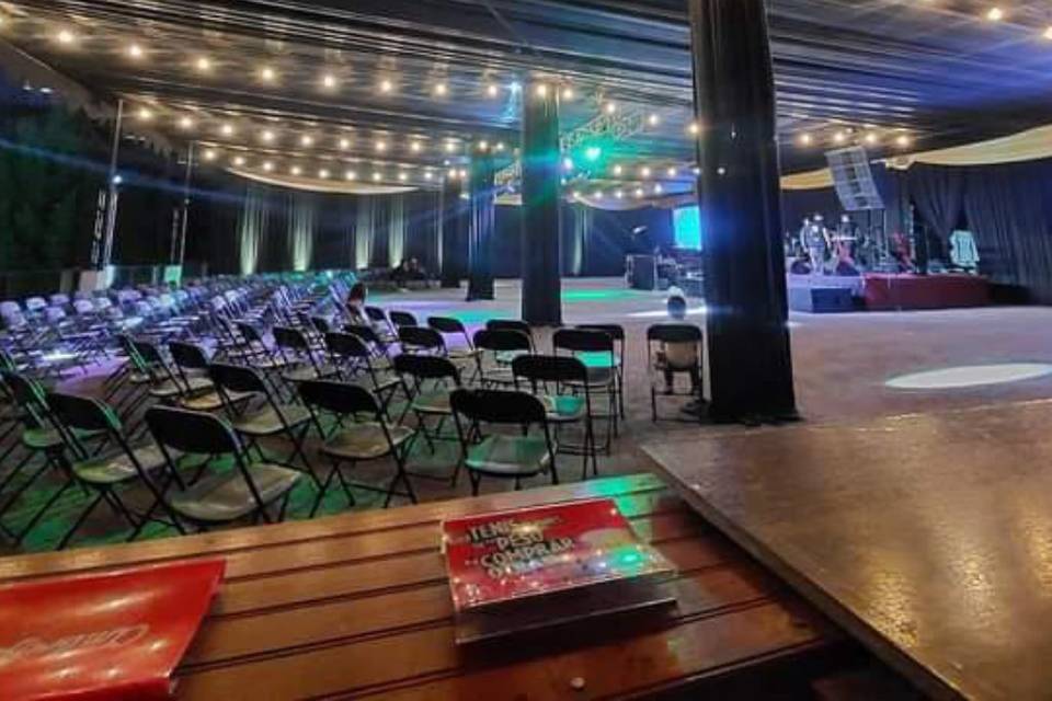 Salón para 400 personas.