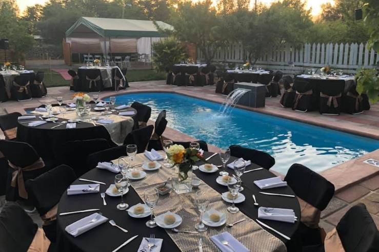 Banquete junto a la piscina