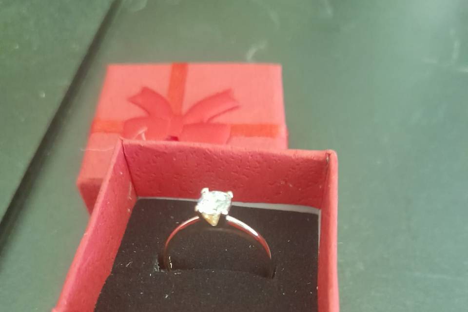 Anillo de compromiso en caja roja