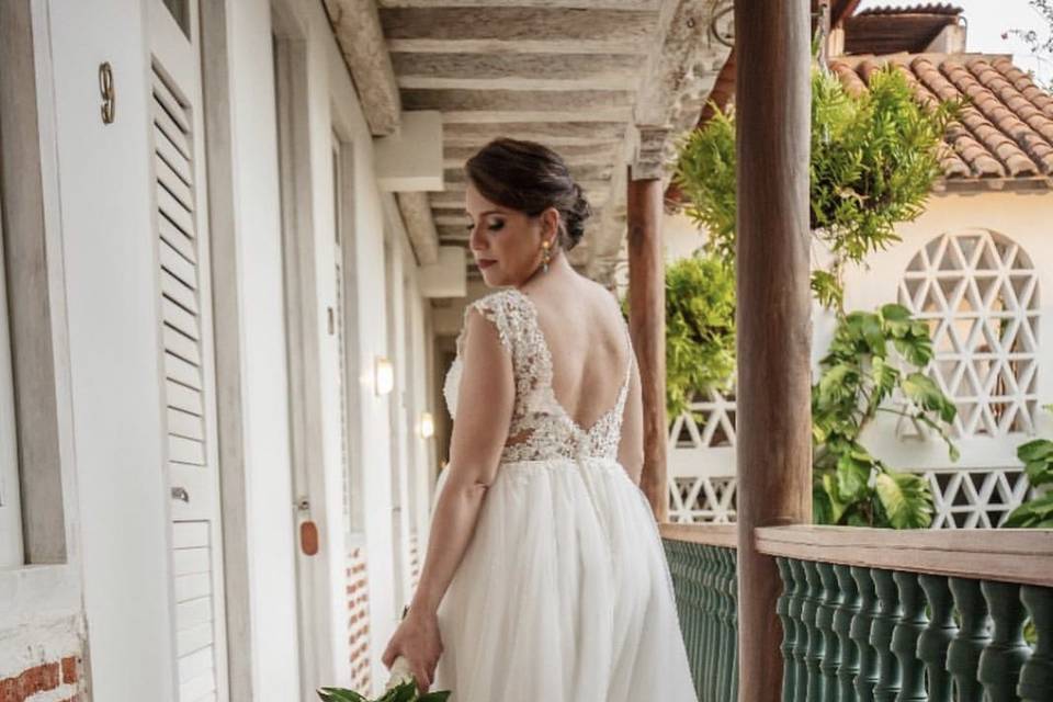 Novia saliendo a la iglesia