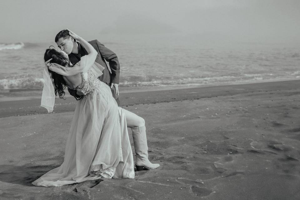 Pareja besándose en la playa