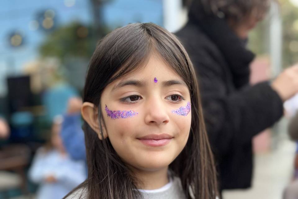 Niña con glitter en la cara