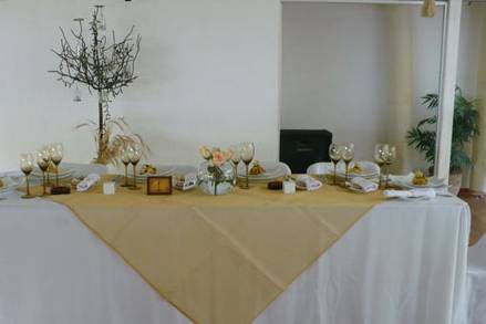 La mesa con mantel rosa y vajilla blanca