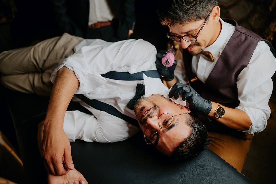 Novio tatuando