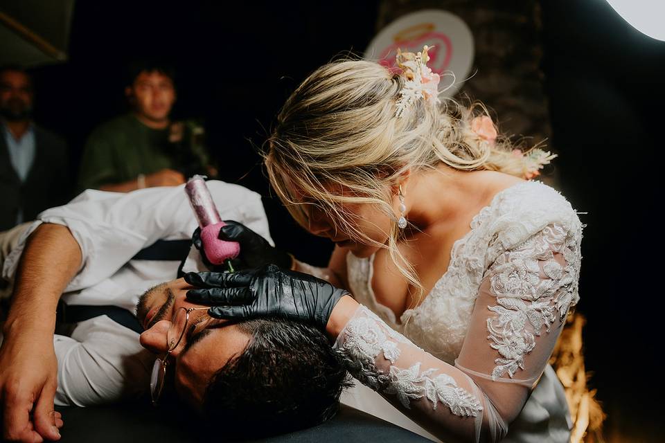 Novia tatuando