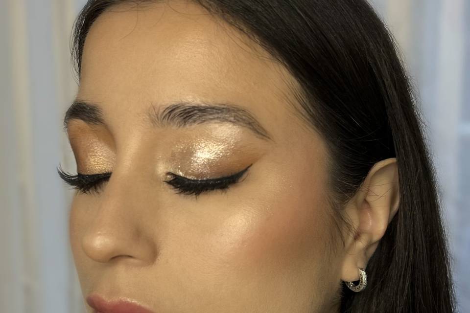 Maquillaje en tonos dorados