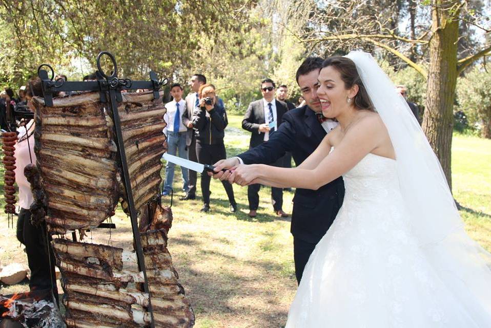 Novios dan el vamos al asado