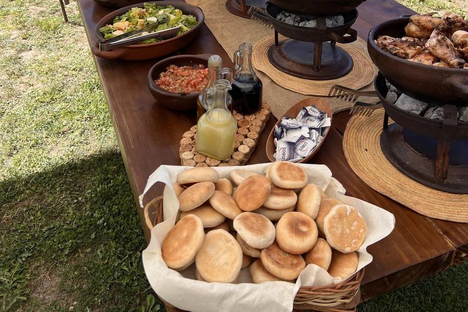 Mesón de carnes y ensaladas