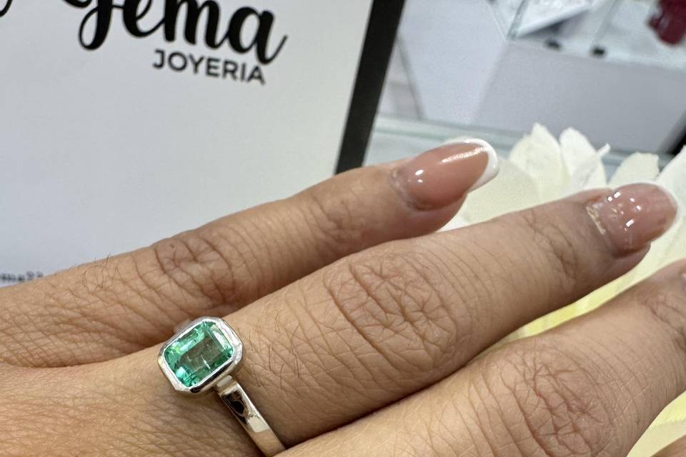 Anillo solitario esmeralda 18k