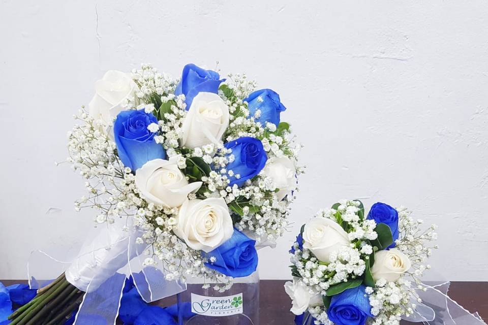 Rosas azules y blancas