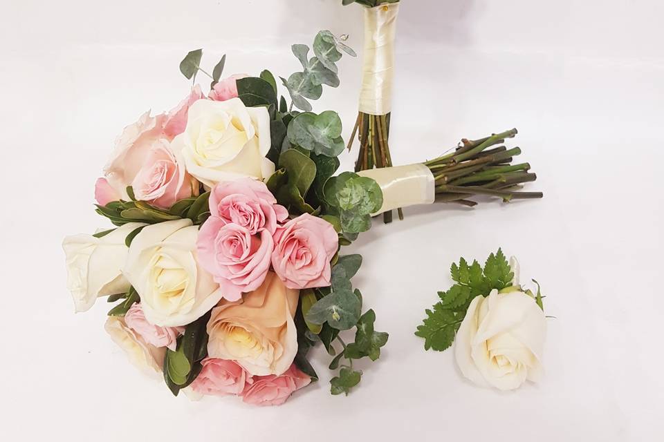 Rosas, mini rosa y clavelín