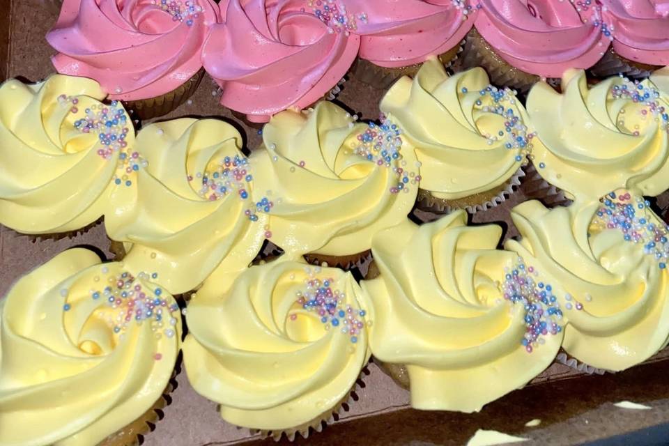 Cupcakes amarillos y rosas