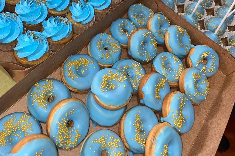 Cupcakes y donas azules