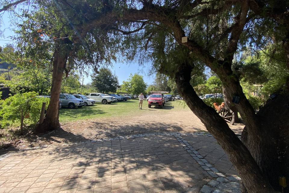 Amplios estacionamientos