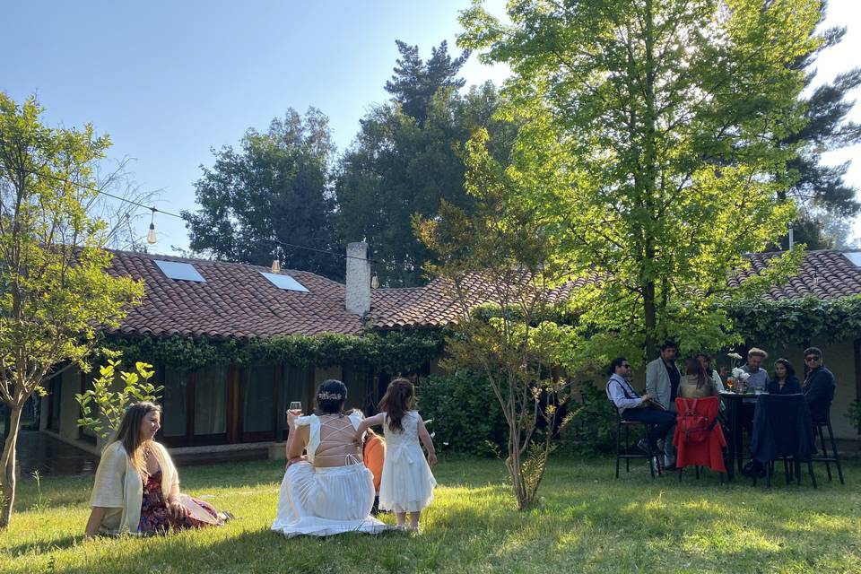 Jardines y novias relajadas