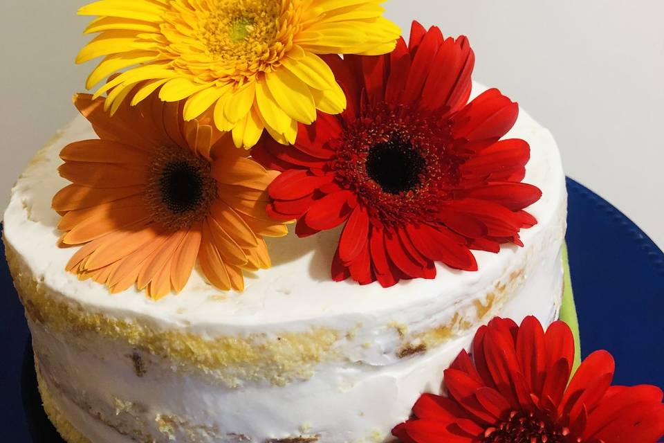 Torta 4 leches con flores naturales