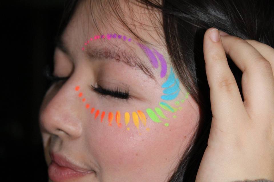 Maquillaje de colores para la cara