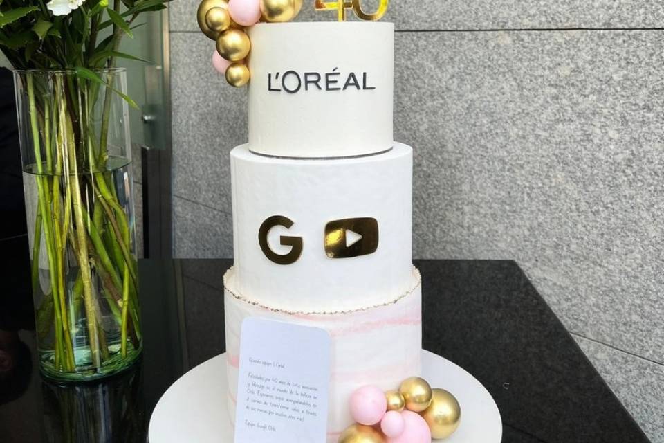 Torta 3 pisos Loreal