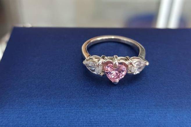 Anillo con piedra de corazón