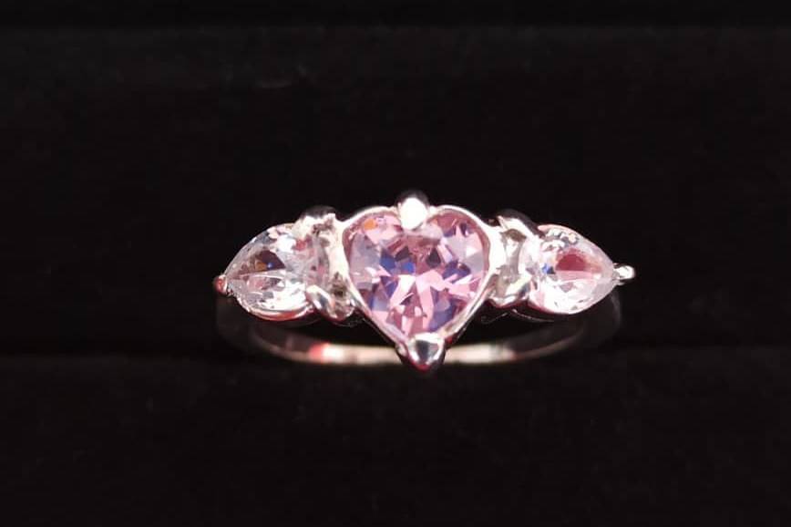 Anillo con corazón rosa