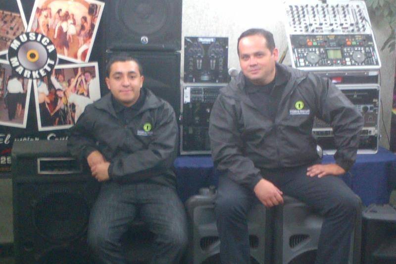 Carlos Rivas y JBL DJ