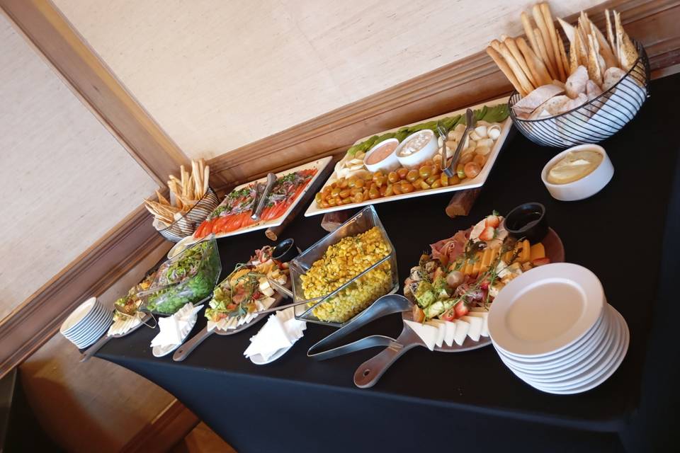 Buffet de ensaladas y quesos