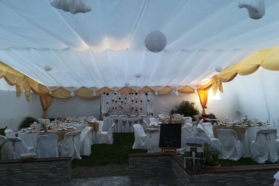 Decoración en carpa blanca