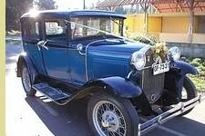 Auto azul para bodas